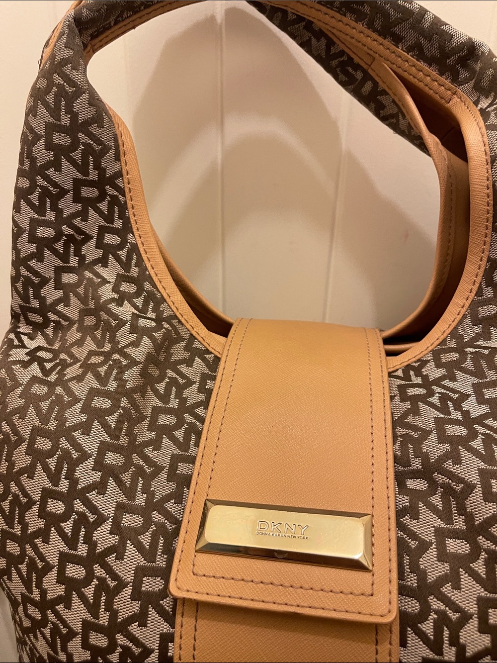 Dkny please check all picture of foundation - Picture 9 of 17